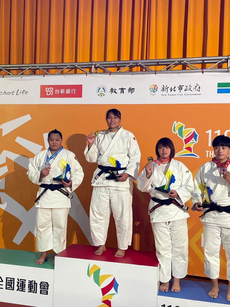這(110年)屆全國原住民族運動會完成六連霸的柔道選手孫佩妤(右三),此次全國運在柔道個人組亦達成二連霸,另在混合組團體賽事亦獲金牌,圖為全國運柔道女子組第七級頒獎現。 圖:新北市原民局提供