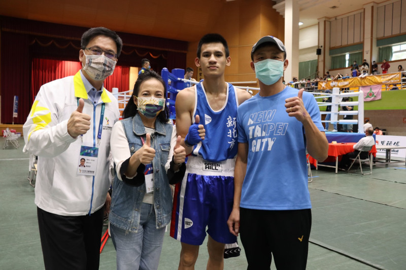 原民局長羅美菁(左二)前往全國運賽事現場,為男子組拳擊56公斤級的選手李承威(右二)加油打氣。 圖:新北市原民局提供