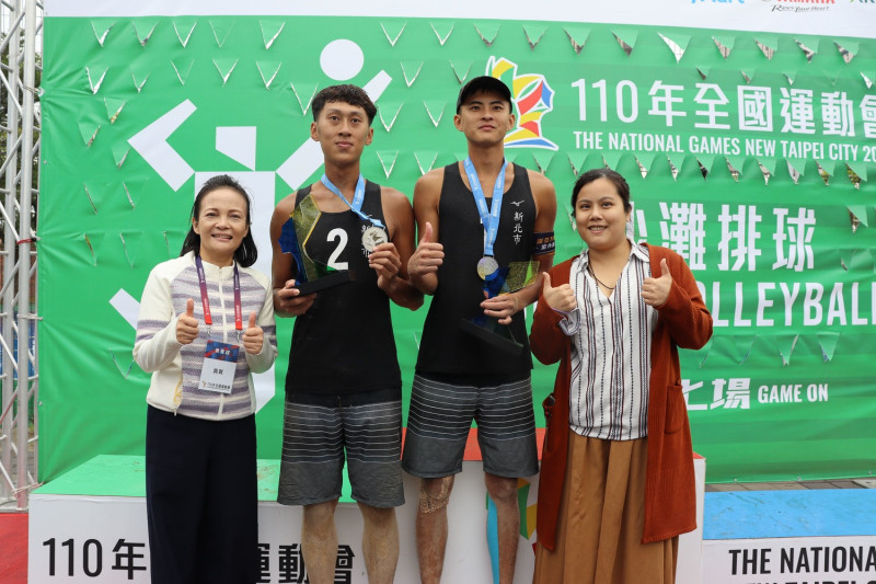 全國運沙灘排球賽事阿美好手吳信賢選手(左二)及隊友謝雅仁(右二)獲男子組亞軍,羅美菁(左一)及宋雨蓁(右一)特別至現場加油打氣。 圖:新北市原民局提供