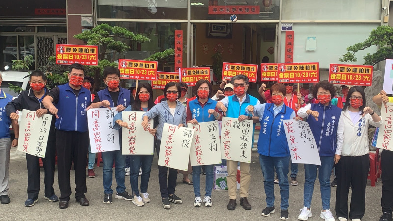 台中市議會團民黨團成員到烏日掃街呼籲選民踴躍出來投下同意罷免票。   圖:國民黨團/提供