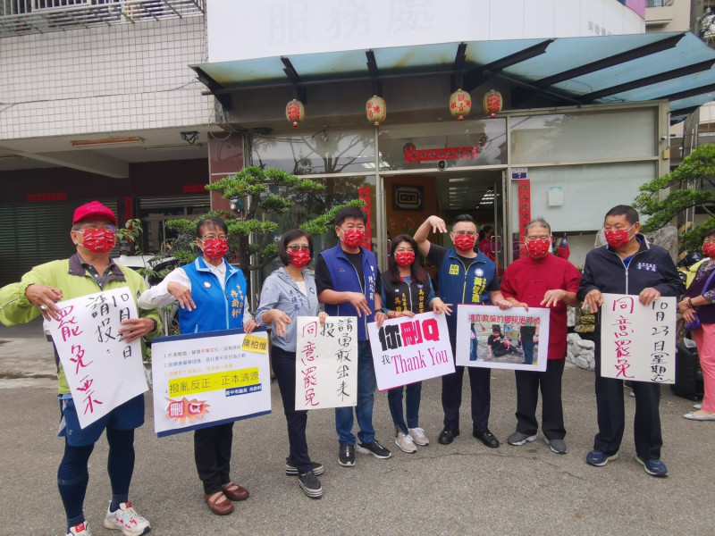 台中市議會團民黨團成員到烏日掃街呼籲選民踴躍出來投下同意罷免票。   團民黨團/提供