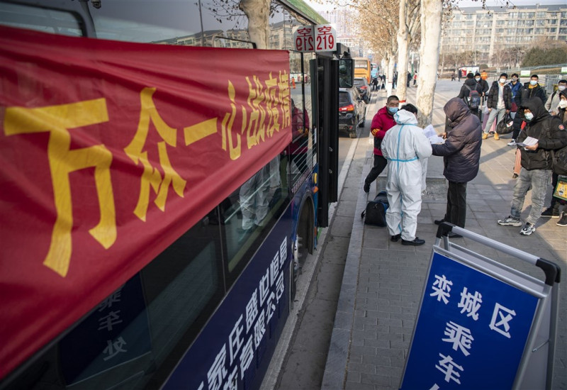 中國新一波疫情沿著旅遊線路擴散，各地餐廳、交通工具成為疫情聚集點。(示意圖)   圖 : 翻攝中新社