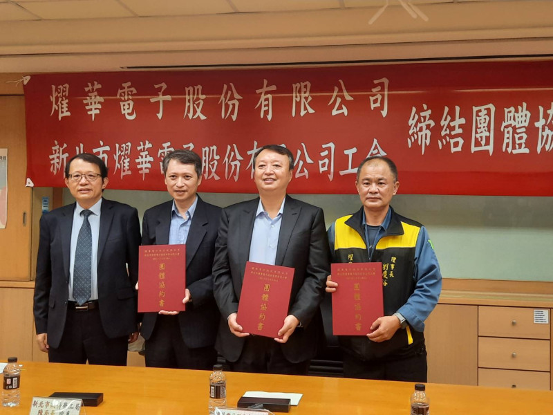 勞動部王厚偉司長、勞工局長陳瑞嘉(左1左2)也參與團協簽署儀式。   圖：新北市勞工局提供