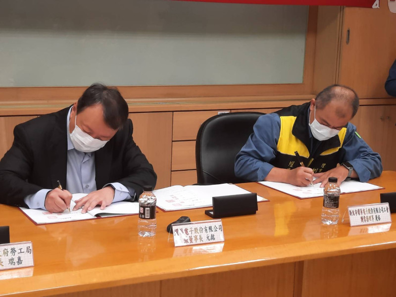 燿華電子董事長張元銘(左)與工會理事長劉慶裕(右)代表勞資簽署團協。   圖：新北市勞工局提供