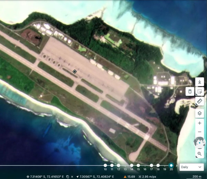 美軍印度洋迪戈加西亞基地10月20日衛星照，被發現部署3架B-1B戰略轟炸機與3架C-17運輸機。   圖：翻攝GEOINT推特