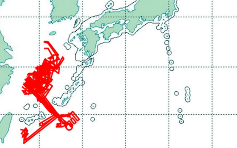 日本防衛省製圖顯示7月1日至9月30日期間內，中國無人機、戰鬥機、轟炸機和偵察機接近沖繩本島，甚至穿過宮古海峽，繞到石垣島後方的航路圖。   圖：翻攝日本防衛省官網