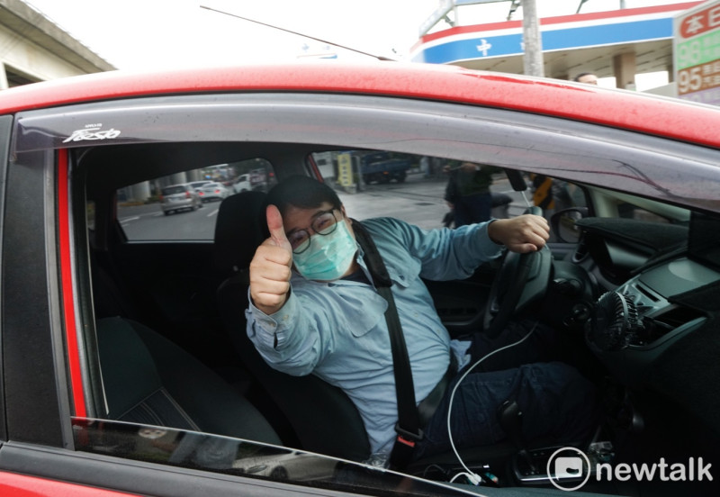 一位開車民眾經過陳柏惟隊伍時，特地搖下車窗向陳柏惟豎起大拇指。   圖：張良一/攝