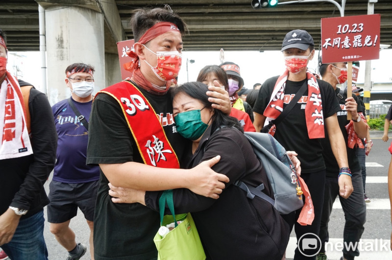 陳柏惟的一位支持者特地從台北搭高鐵到台中，對於陳柏惟連日來遭受藍營的霸凌，表達不捨，並深深擁抱陳柏惟。   圖：張良一/攝