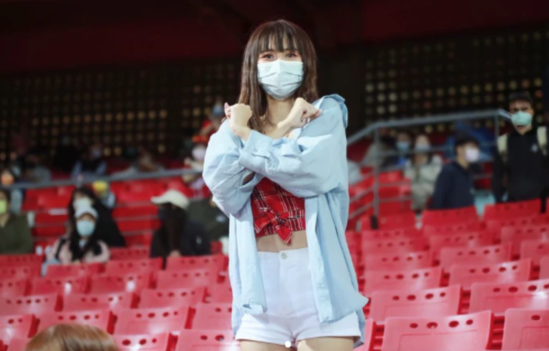味全龍小龍女軒軒在場邊熱舞。   圖／取自軒軒IG