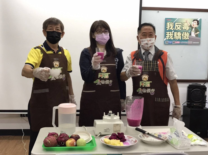高市毒防局長林瑩蓉(中)與高慈總合辦「食在感動」多元輔導課程。   圖：高市毒防局提供