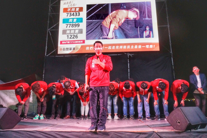 陳柏惟罷免案通過，陳柏惟率領台灣基進黨感謝現場支持者。   圖：張良一／攝 