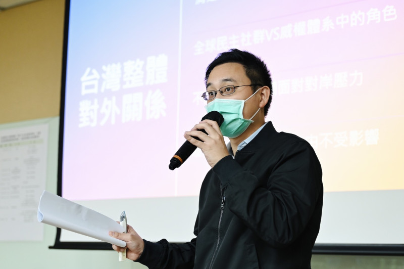 前駐美代表處組長趙怡翔，以「從疫苗看台灣的國際環境」為題，分享外交第一線經驗。   圖：民進黨新北市黨部提供 