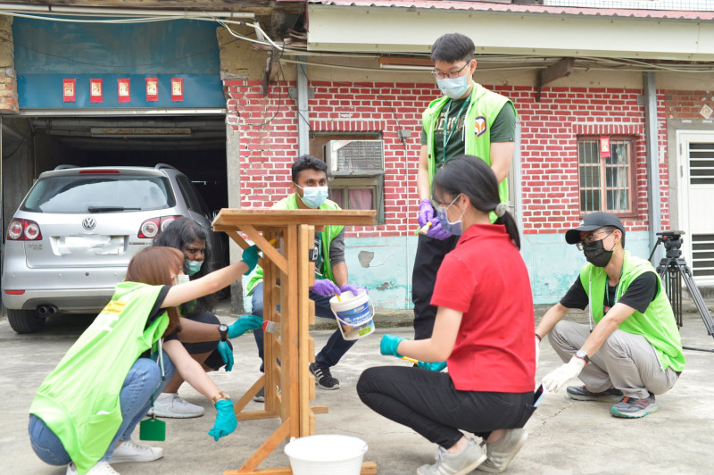 青年局國際志工團粉刷木架。   圖：高市青年局提供