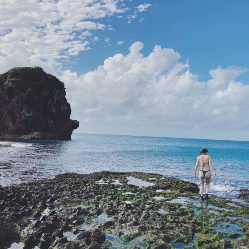 吳欣岱醫師貼出自己在海邊比基尼背影照。   圖：吳欣岱臉書