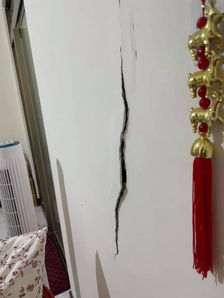 住在新莊的網友po照表示，地震時牆壁都裂開了。   圖：翻攝我是新莊人