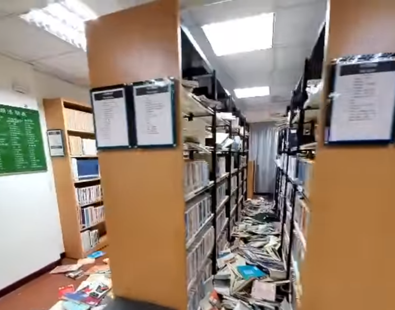 強震過後，新莊圖書館的書籍掉滿地。   圖: 翻攝自記者爆料網-公開版臉書