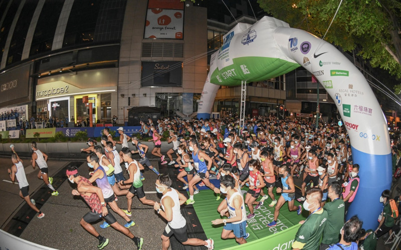 香港渣打馬拉松今早（ 24 日）開跑，為疫情爆發後首個大型體育賽事，卻因禁止參賽者身上衣服、刺青有「香港加油」等標語而受爭議。   圖：取自林鄭月娥臉書
