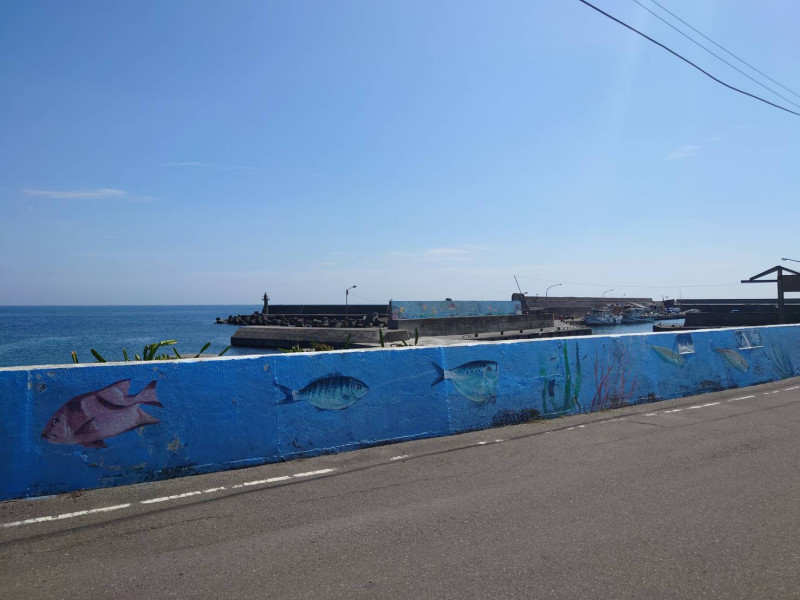 漁港周邊彩繪著當地漁特產的馬崗海堤壁畫。   圖：新北市漁業處提供