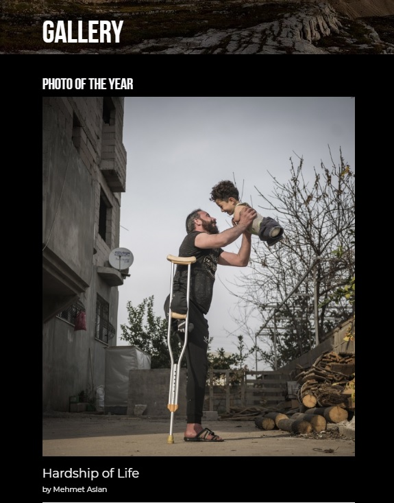 土耳其攝影師阿斯蘭拍下獨腳敍利亞爸把天生無四肢兒子舉高高的照片，勇奪2021年錫耶納國際攝影大賽的「年度最佳照片」。   圖：翻攝自SIPA官網