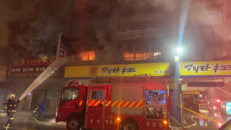 台北知名老字號餐飲店家「唐宮蒙古烤肉」24日深夜發生火警，餐廳付之一炬。   圖:台北市消防局臉書