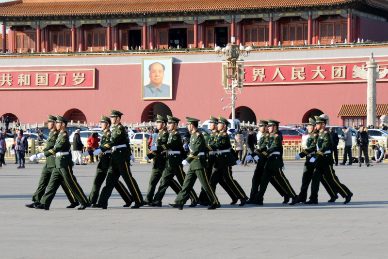 1945年六屆六中全會訂定中共中央「以毛澤東為首」，鞏固其在中共的領導地位，正式「開啟毛時代」。圖為天安門廣場巨幅毛澤東肖像。 圖：翻攝視覺中國
