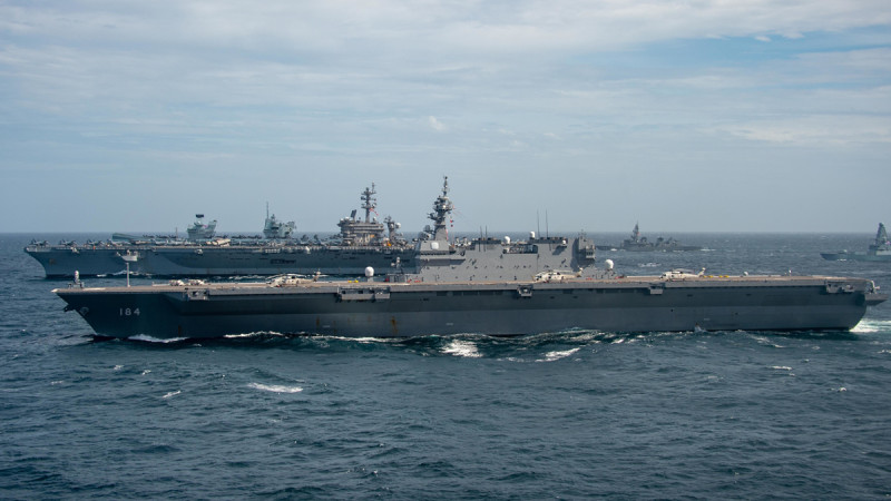 美國航空母艦「卡爾文森號(CVN-70)」(後)和日本準航母、直升機護衛艦「加賀號(DDH-184)」(前)結伴返回西太平洋。   圖：翻攝 U.S. Pacific Fleet推特