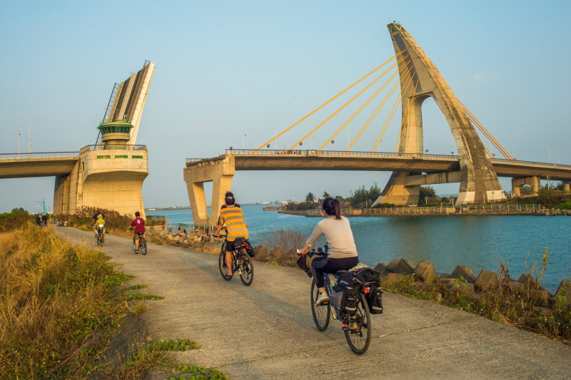 「大鵬灣Cruising 300自行車系列活動」，不僅能夠騎在大鵬灣環灣車道上欣賞優美景點，還有美食馬拉松。   圖：翻攝自觀光局臉書（資料照）