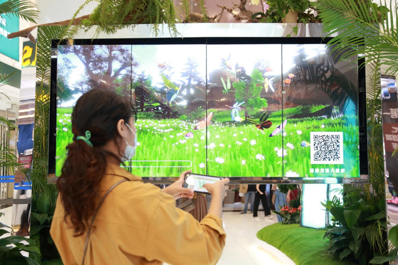 「沉浸式百貨森林體驗環境」互動螢幕，消費者掃QR Code即可玩互動遊戲。   圖：中友百貨提供