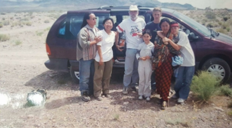 2000年內華達州反核露營，左起：飛魚（達悟族）、徐玲、Lynn、Kelly（Lynn的女兒）、友人、Niwa（布農族）、Sally（Lynn的女兒）。 圖/趙珠蘭提供