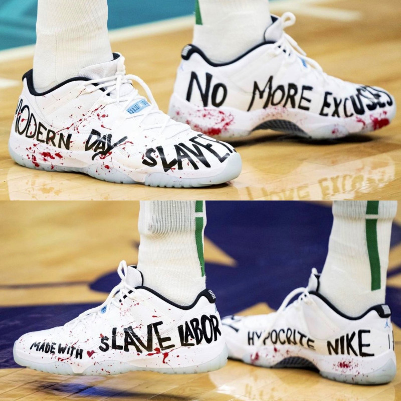 美國職籃NBA波士頓塞爾提克中鋒球星坎特，穿著象徵染血的反現代奴役定製鞋比賽，對中國壓迫維吾爾族表達強烈不滿。   圖：翻攝自坎特推特