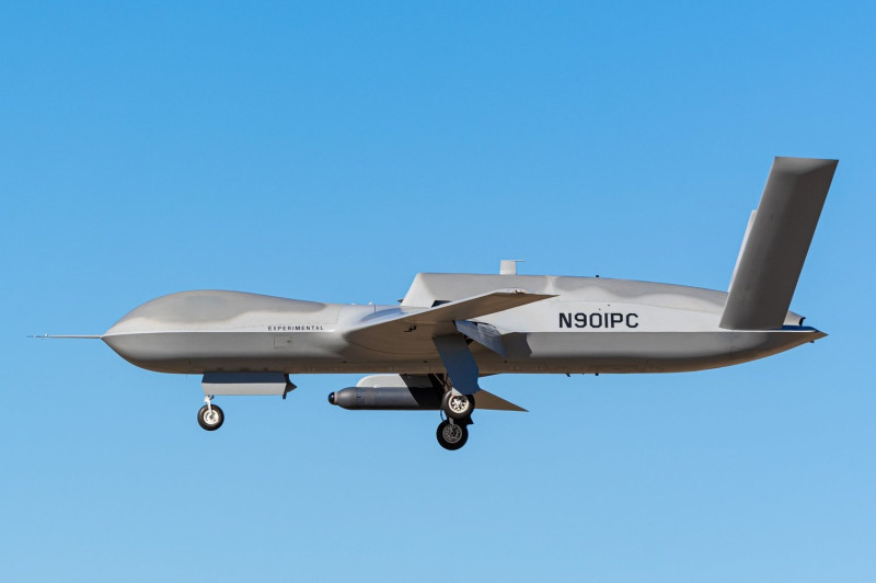 「MQ-20復仇者」無人機搭載「軍團吊艙」飛抵加洲「幻影機場」測試基地。   圖：翻攝Aircraft Spots推特