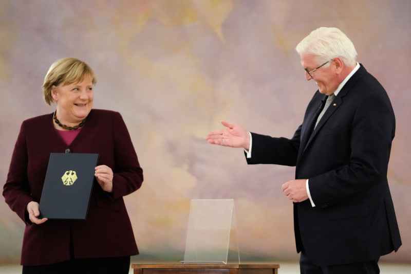 德國總理梅克爾（Angela Merkel）當地時間 26 日正式卸任，德國總統史坦麥爾（Frank-Walter Steinmeier）親自遞上解僱證書。   圖：達志影像/美聯社