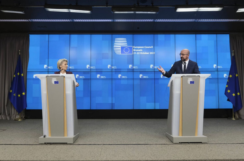 歐盟理事會主席米歇爾（右）與歐盟執委會主席馮德萊恩致力維護成員國，強調針對成員國的威脅、政治壓力和強制性作為，是「不可接受的」。   圖：翻攝自米歇爾推特