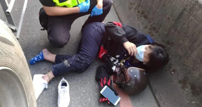 女騎士遭砂石車撞倒在地,四肢擦傷,幸好送醫後沒有大礙。 圖:翻攝我是三峽人 iSanxia臉書