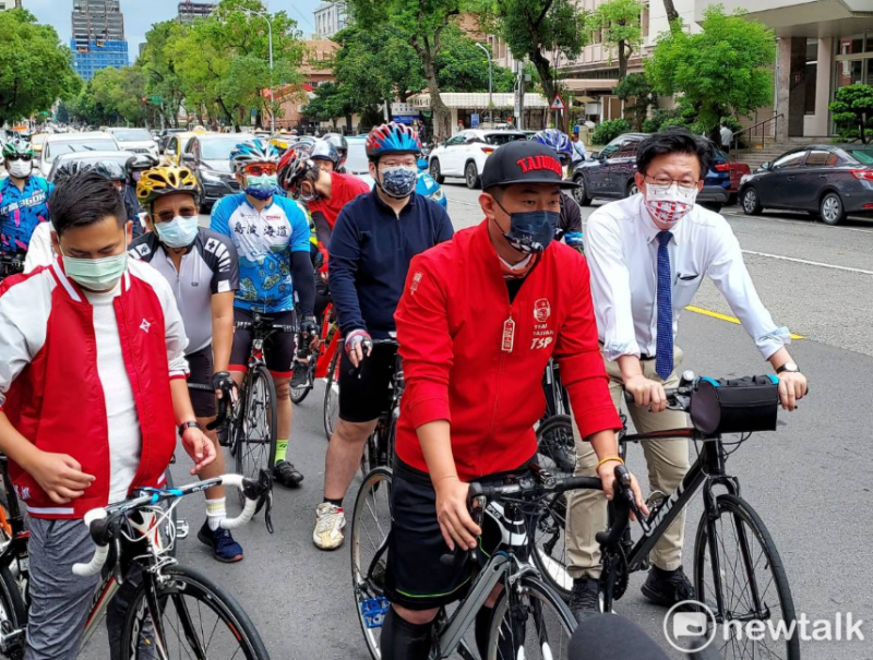 告別立法院，陳柏惟騎腳踏車從台北出發。   圖：陳佩君／攝