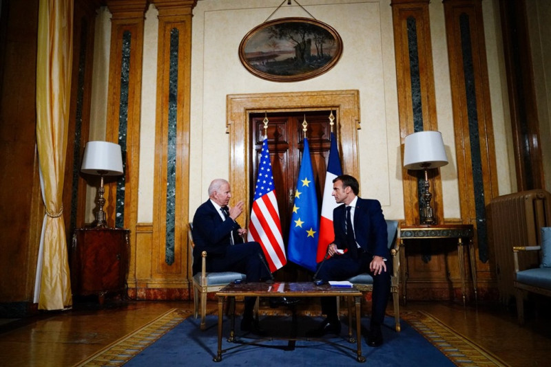 美國總統拜登（左）29日告訴法國總統馬克宏（右），美國背著法國與澳洲達成潛艦交易行事「笨拙」。   （圖取自twitter.com/EmmanuelMacron）