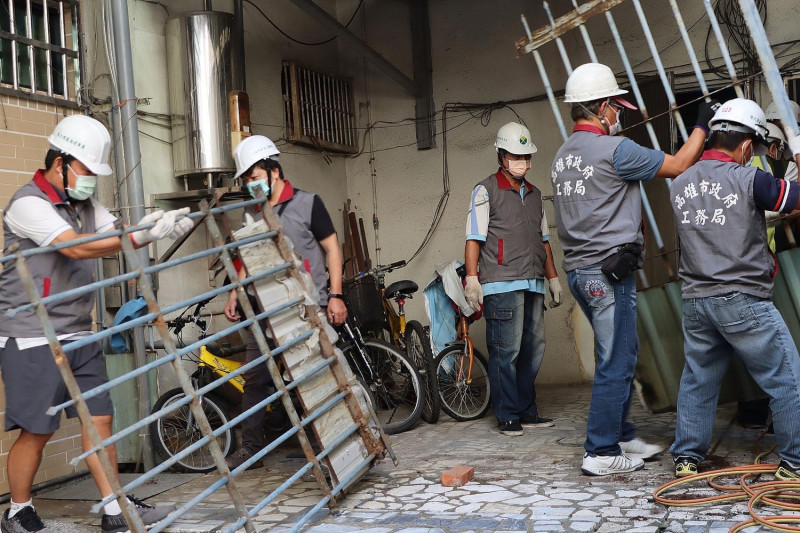工務局強力拆除違規鐵柵欄。   圖：高雄市政府提供