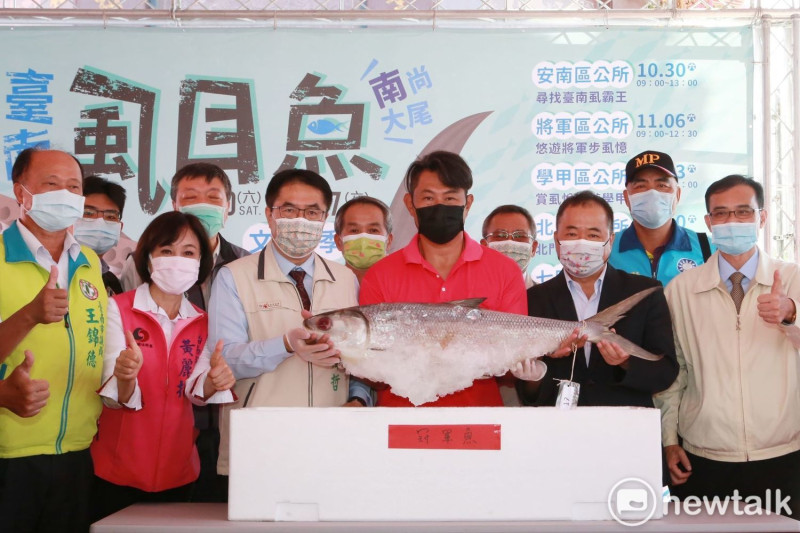 台南虱目魚文化季邁入10周年，今日在鹿耳門天后宮展開盛大的開幕活動－「尋找台南虱霸王」，現場選出台南最大尾虱目魚，重逾21斤，由台南市長黃偉哲頒發匾額給獲獎漁民施宏宜。   圖：黃博郎／攝