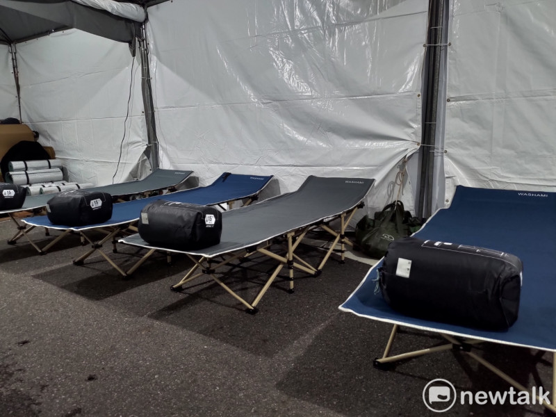 夜宿凱道帳篷內僅有簡單折疊床。   圖：黃建豪/攝