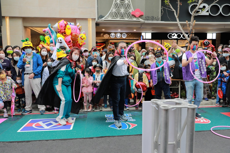 侯友宜體驗台灣傳統童玩套圈圈。   圖：新北市經發局提供
