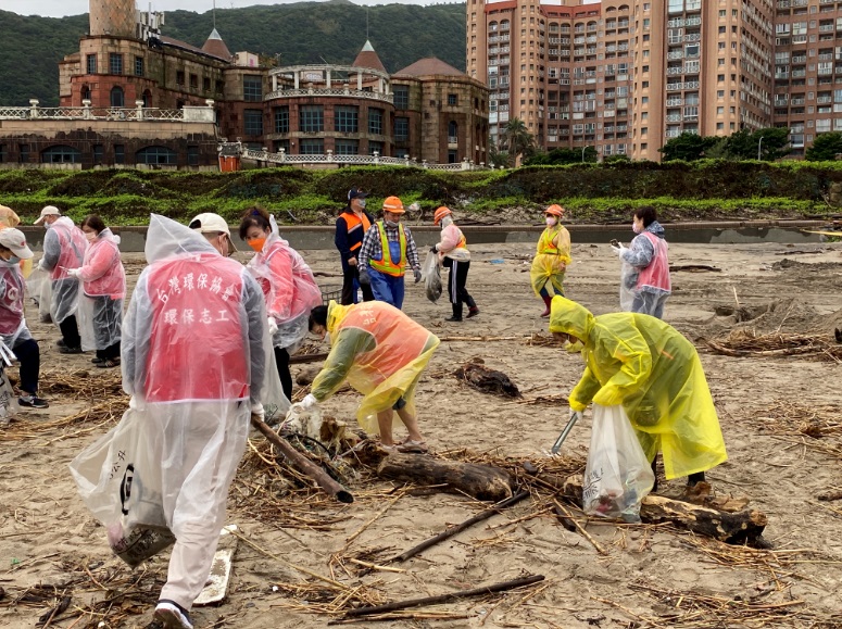 環保局舉辦「110年度新北市秋季聯合淨灘」活動共號召300人清理海灘廢棄物。   圖：新北市環保局提供
