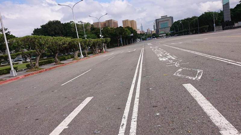 台灣基進中央新聞部副主任陳子瑜今(31)在臉書PO出一張凱道照片，照片杳無人煙，道路上空空如也。   圖: 翻攝自陳子瑜臉書