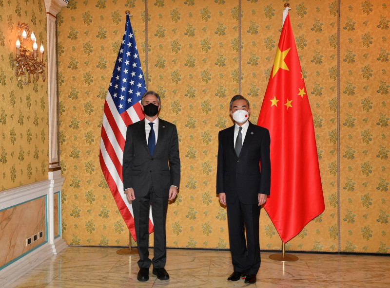 美國國務卿布林肯（右）與中共中央外事工作委員會辦公室主任王毅（左）。   圖：達志影像 / 路透社（資料照）