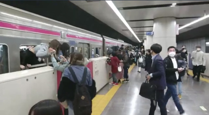 10 月 31 日日本東京發生列車遭裝扮成「小丑」者持刀縱火行凶案目前造成 17 人受傷，車廂內乘客紛紛從窗戶逃出。   圖：翻攝自推特