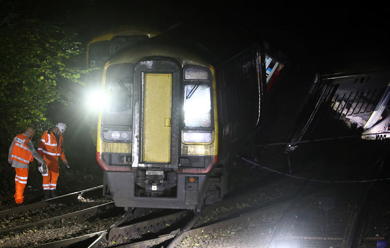 英國2輛列車相撞，消防員和急救人員趕緊前來救援。   圖 : 達志影像/路透社