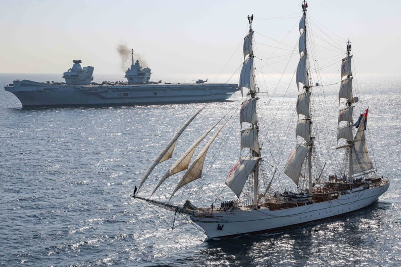 英國皇家海軍「伊麗莎白女王號(R08)」航母在阿拉伯海巧遇阿曼皇家海軍「沙巴布阿曼二世(Shabab Oman Ⅱ)」三桅帆船。   圖：翻攝 HMS Queen Elizabeth推特