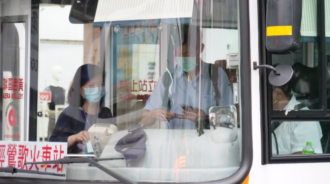 新北市公車、輕軌、計程車、新巴士、復康巴士仍維持車廂內需全程佩戴口罩，且禁止飲食等防疫管制措施。   圖：新北市交通局提供