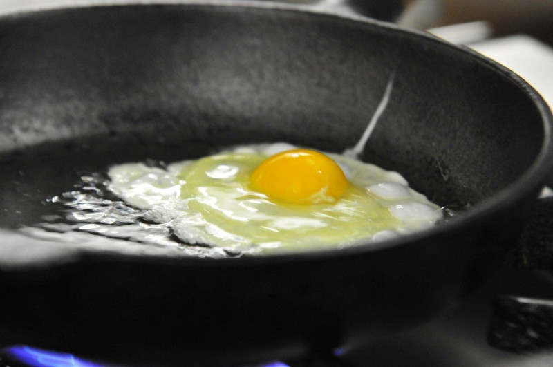 荷包蛋還能怎料理呢？有一名爸爸分享「簡單一招」，讓荷包蛋更美味，無論是配飯配麵都超讚。（示意圖）   圖：取自pixabay