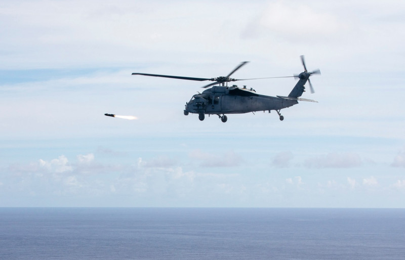 美軍濱海戰鬥艦艦載「MH-60S騎士鷹」直升機射擊「AGM-114地獄火」飛彈。   圖：翻攝U.S. Pacific Fleet臉書