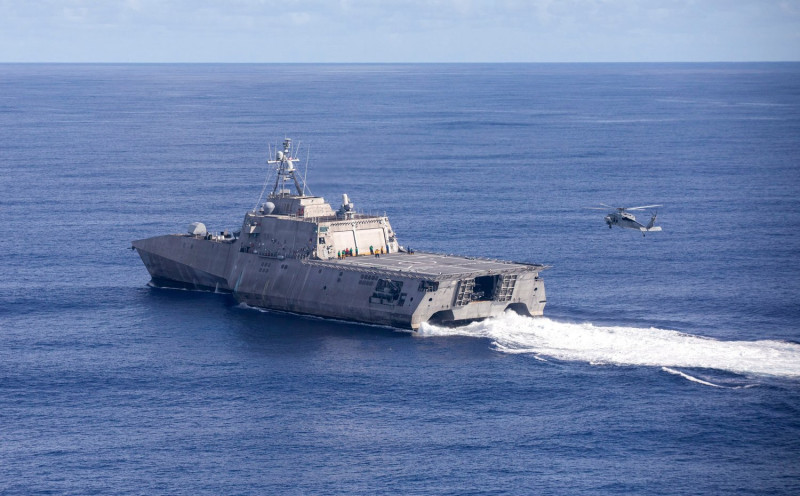 美軍「MH-60S騎士鷹」直升機降落濱海戰鬥艦「杜爾沙號(LCS-16)」。   圖：翻攝U.S. Pacific Fleet臉書